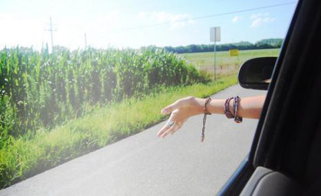 去旅游自驾还是跟团,三个人自驾游省钱还是坐火车省钱