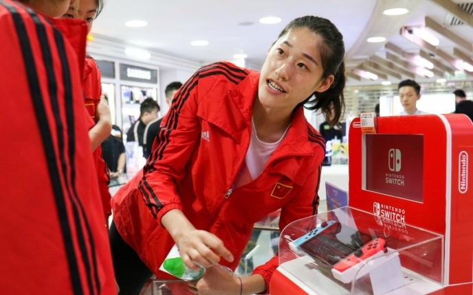 中国女排在香港购物，花费仅10万元！朱婷很孝顺，购买剃须刀