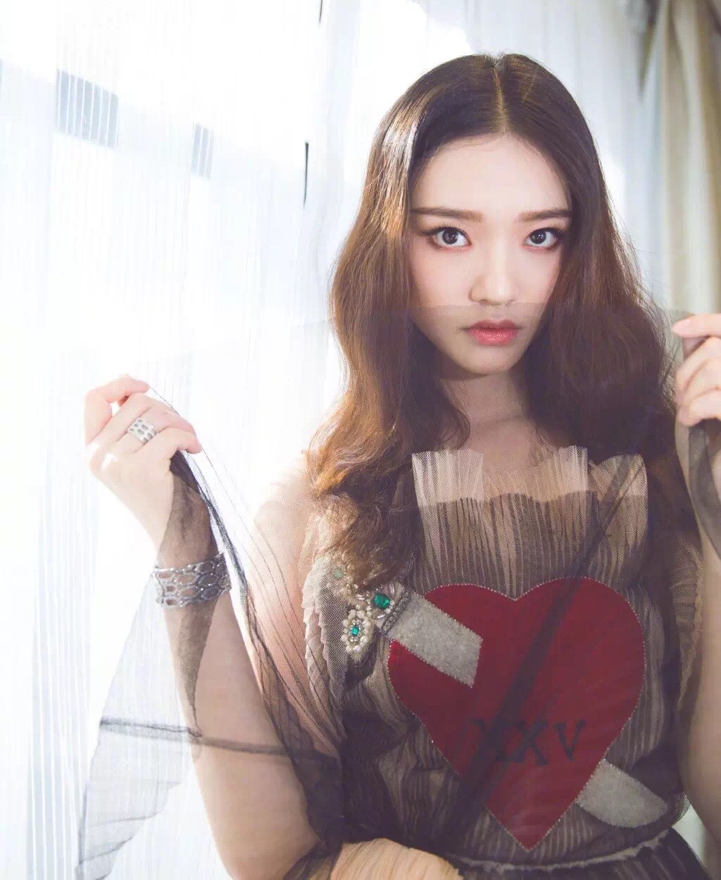 林允儿郑秀晶撞脸图片,林允脸凹陷对比图