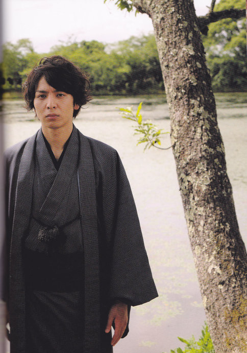 他是“犯桃花”的俊美漫画家,邂逅17岁单纯少女后浪子回头,却因瞥见妻子那一幕,关进“没有女人的地方”