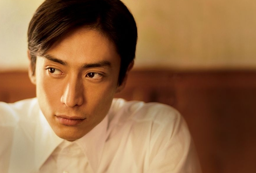 他是“犯桃花”的俊美漫画家,邂逅17岁单纯少女后浪子回头,却因瞥见妻子那一幕,关进“没有女人的地方”