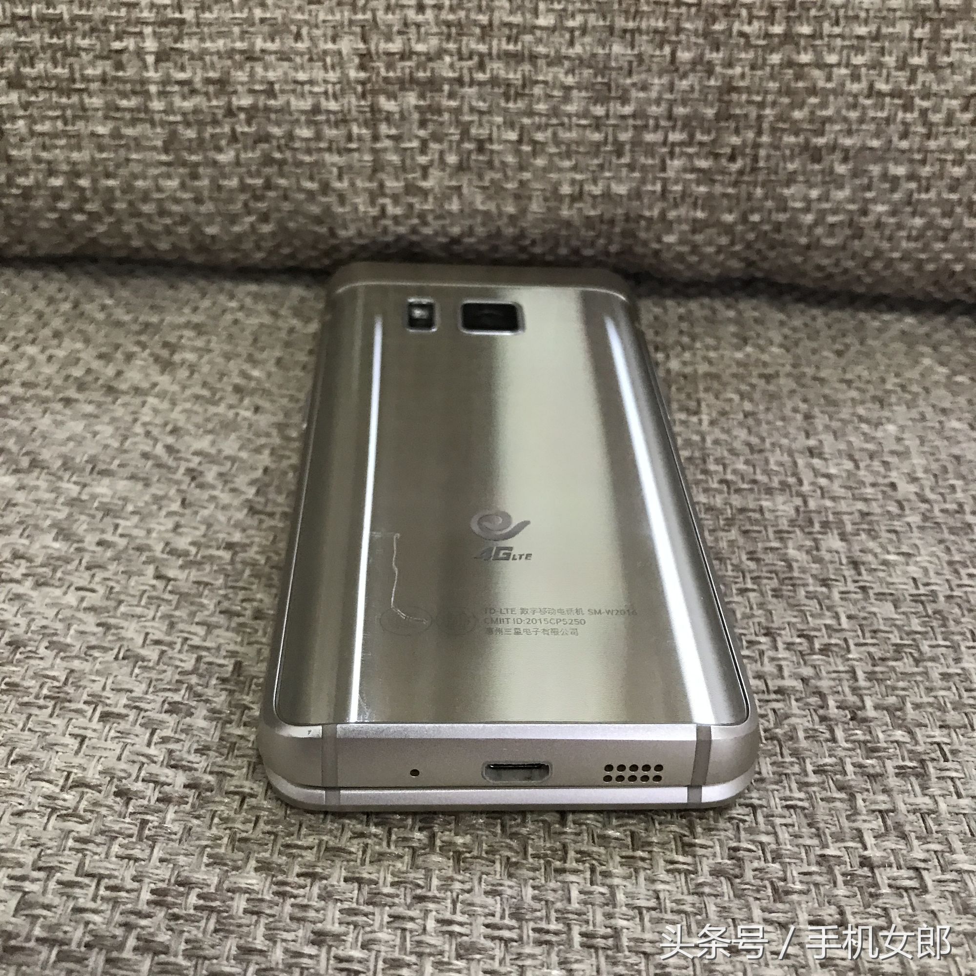 三星w2016翻盖手机,三星w2016翻盖现在多少钱