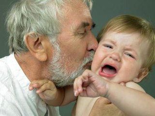 奶奶亲吻宝宝面部致病,亲宝宝的手会得亲吻病吗