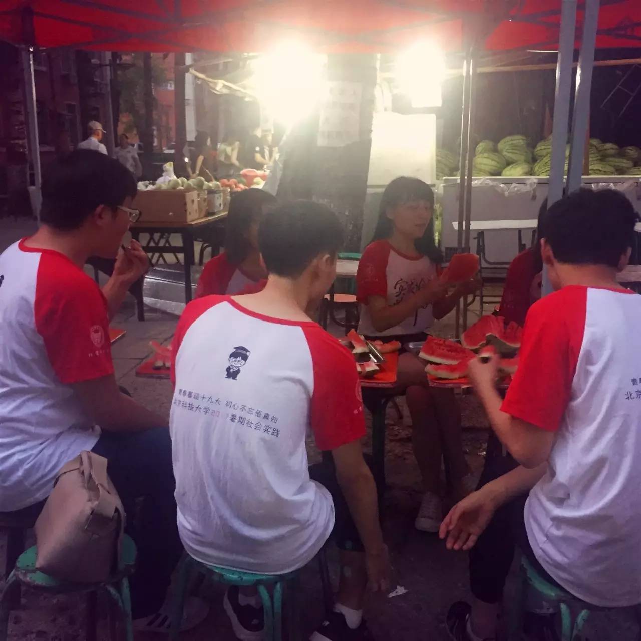 北京科技大学这个西瓜摊神了,一到夏天就成北科吃货聚集地