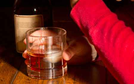 过量饮酒伤害肝脏吃什么药,喝酒伤肝还是伤胃