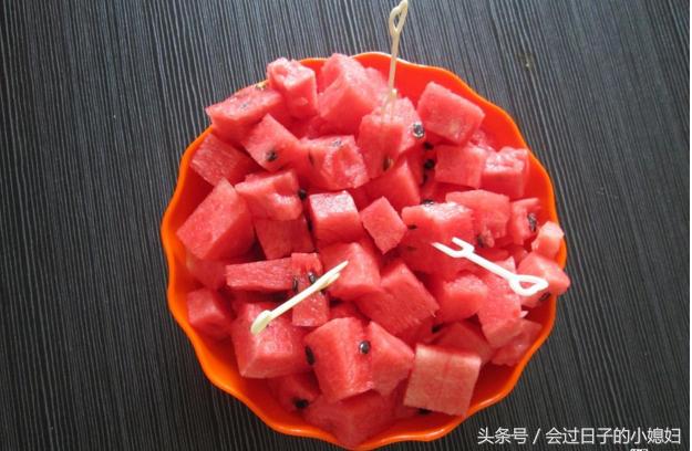 怎么去除衣服上的西瓜汁,如何洗掉衣服上的西瓜渍