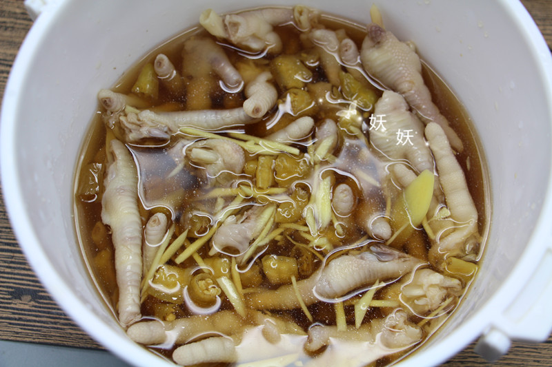 煮一煮泡一泡，超级简单的泡鸡脚，只需一味调料就能完成，零失败的方子