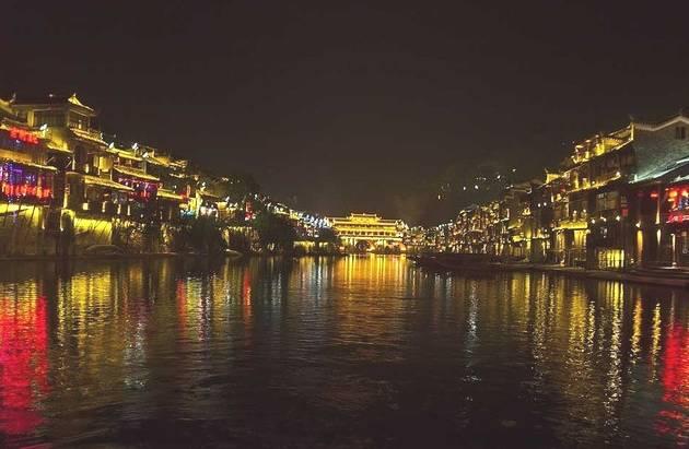 雪儿：细雨冥蒙风静柔，山青水绕巷深幽