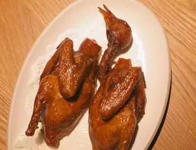 一天卖掉60只生烤乳鸽，卤切肥肠要配小米酒！杭州的深夜小酒馆是这样的