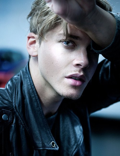 男生学会这几点，避免抬头纹，给你一张帅气的脸