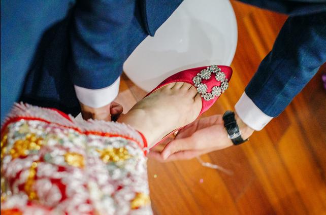 新郎接亲堵门搞笑问题模板,接亲堵门伴郎搞笑解围