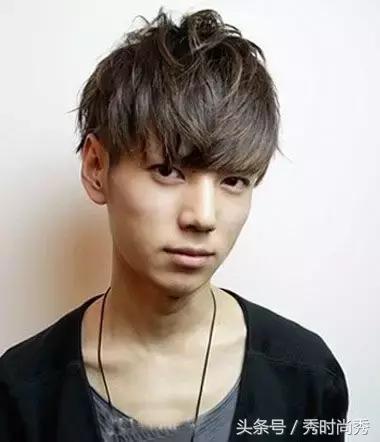 皮肤黑的男生染什么色好？脸宽的男生留什么样子的短发？