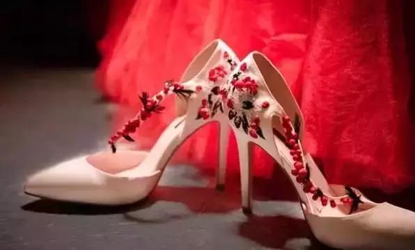 空姐都穿上高定了，那是因为它的设计师大有来头