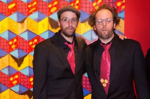 双生涂鸦组合OsGemeos特色：黄皮肤公仔