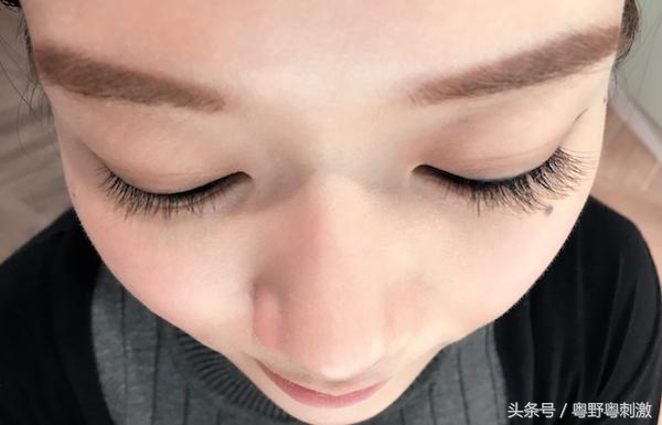 新手怎么贴假睫毛不失误 (如何贴假睫毛才自然)