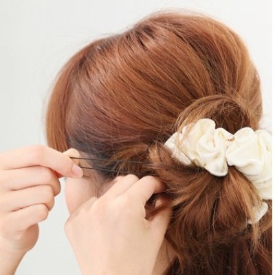 扎头发花苞头教程图解,花苞头的简单扎法蓬松中长发