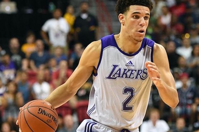 NBA早报：球哥因伤将缺席夏联决赛，火箭老板亚历山大决定出售球队，皮尔斯将以绿军球员身份退役