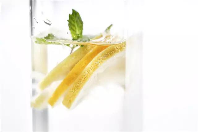 喝水喝得多能美容吗,喝水加它喝出好身体好皮肤