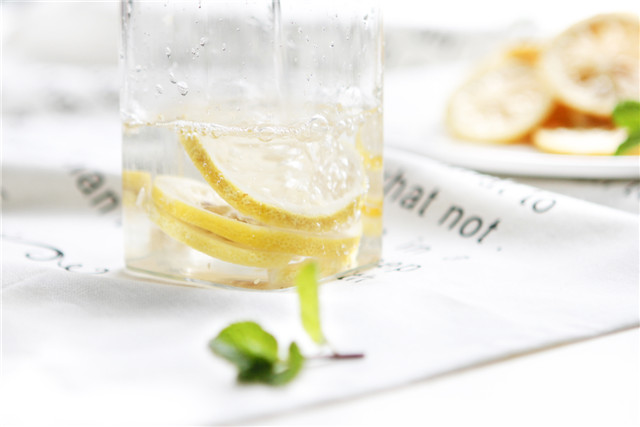 喝水喝得多能美容吗,喝水加它喝出好身体好皮肤