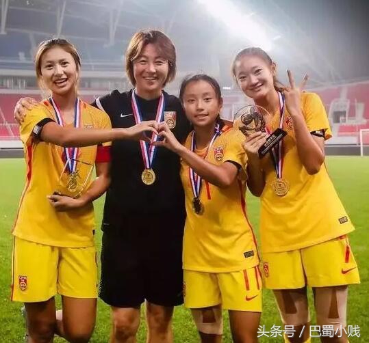 江油女孩张琳艳11分钟造两球,女足张琳艳捧杯