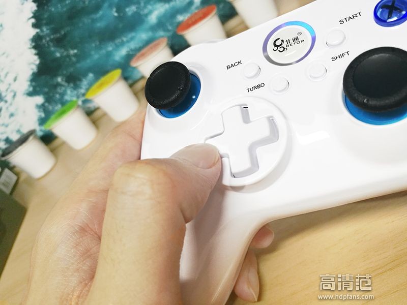 用手柄玩很爽的电脑游戏,用阿修罗2手柄玩的手机赛车游戏