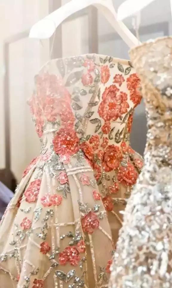 空姐都穿上高定了，那是因为它的设计师大有来头