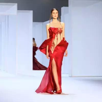 空姐都穿上高定了，那是因为它的设计师大有来头