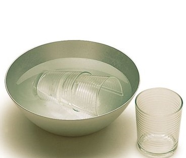 还用蛮力分开重叠的玻璃杯?只要在杯里加点它,轻轻一拧就分开了