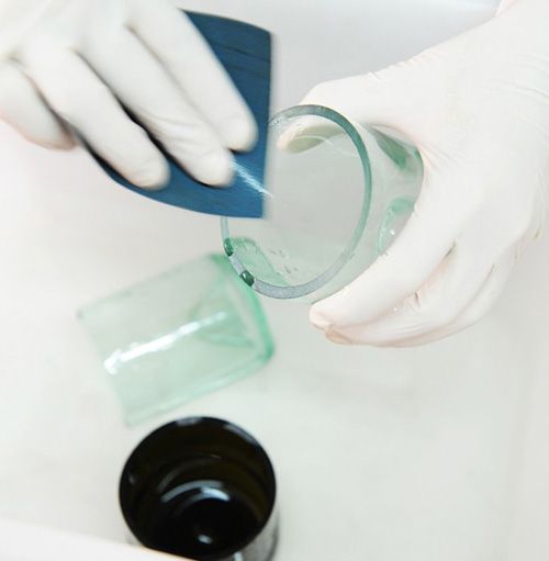 还用蛮力分开重叠的玻璃杯?只要在杯里加点它,轻轻一拧就分开了