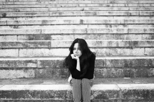 一拍照表情动作就扭曲,一拍照就紧张脸部僵硬