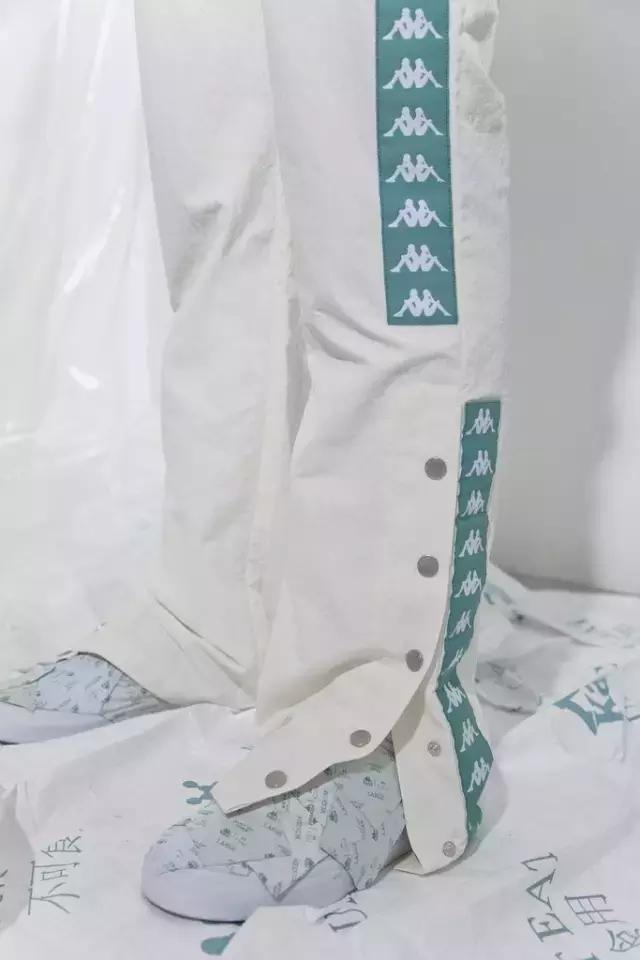 一串字logo,一串字母的衣服商标