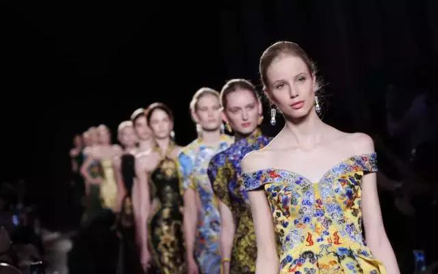 空姐都穿上高定了，那是因为它的设计师大有来头