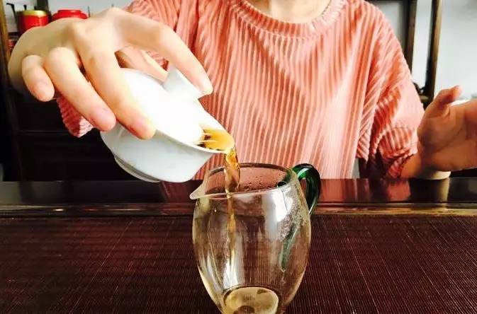 盖碗泡茶怎样才能不烫手,盖碗泡茶怎样拿杯不烫手