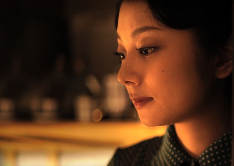 他是“犯桃花”的俊美漫画家,邂逅17岁单纯少女后浪子回头,却因瞥见妻子那一幕,关进“没有女人的地方”