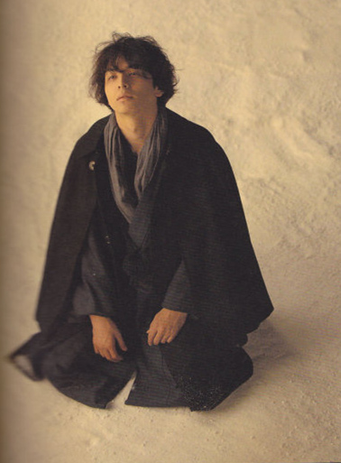 他是“犯桃花”的俊美漫画家,邂逅17岁单纯少女后浪子回头,却因瞥见妻子那一幕,关进“没有女人的地方”