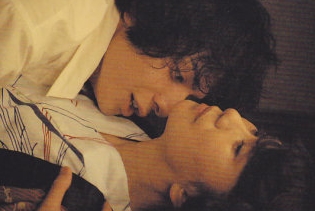 他是“犯桃花”的俊美漫画家,邂逅17岁单纯少女后浪子回头,却因瞥见妻子那一幕,关进“没有女人的地方”