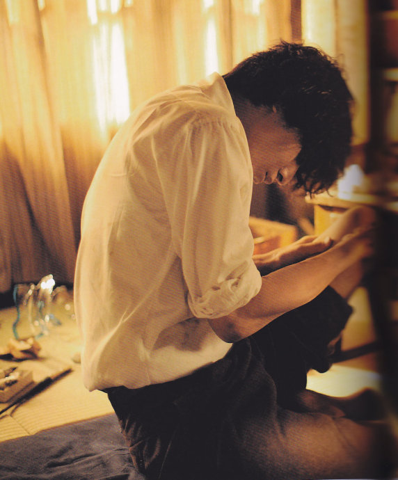 他是“犯桃花”的俊美漫画家,邂逅17岁单纯少女后浪子回头,却因瞥见妻子那一幕,关进“没有女人的地方”