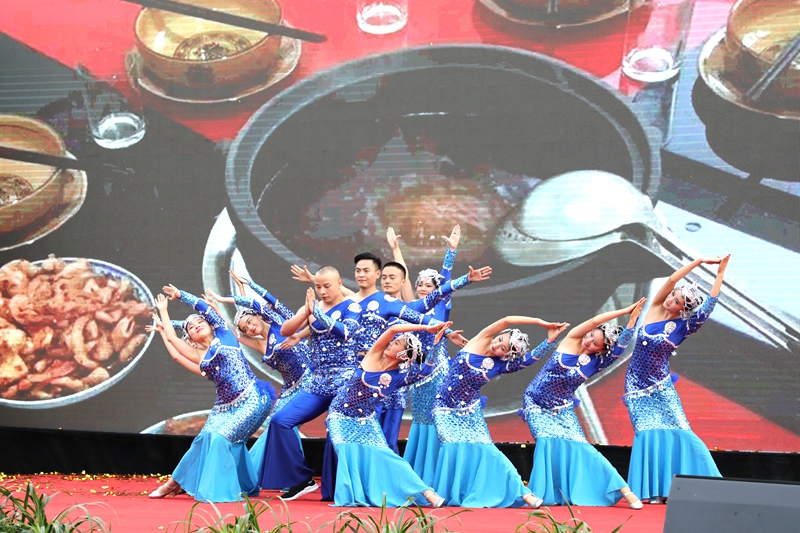 鱼头火锅吃货,鱼头火锅美食视频