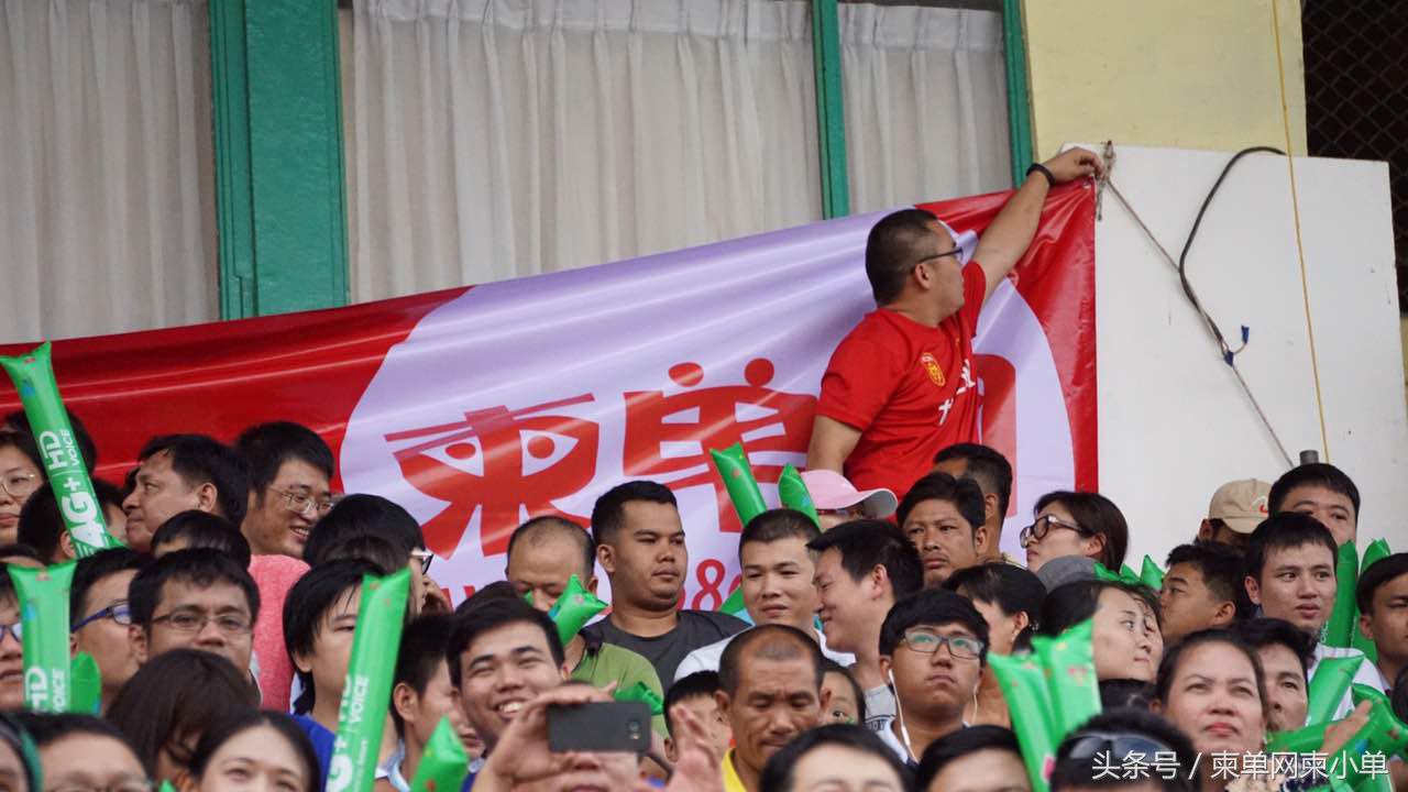 中国足球争气了2:1击败日本队！在柬中国球迷功不可没……
