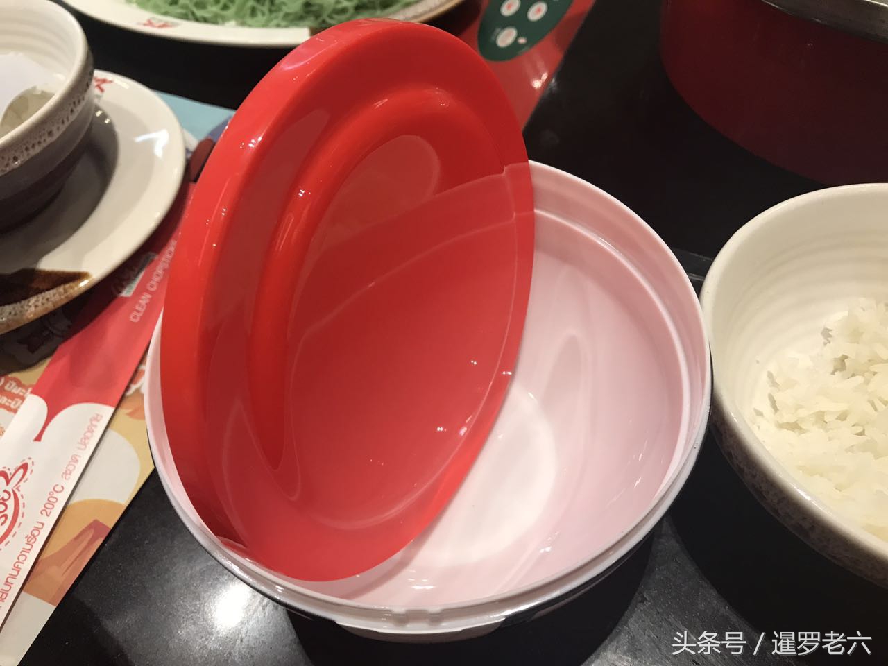 泰国MK餐馆30元来一份精灵球套装，餐盒挺精美，还送三包子！