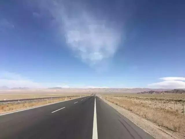 开车去非洲日记之九，去花土沟路上，遇到夺命的沙尘暴，遇到夺魂水上雅丹，小女子想问嫦娥姐姐你要不要面膜