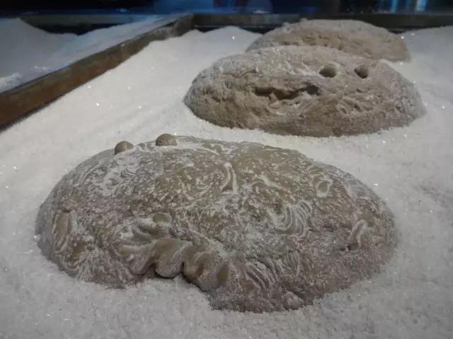 一天卖掉60只生烤乳鸽，卤切肥肠要配小米酒！杭州的深夜小酒馆是这样的