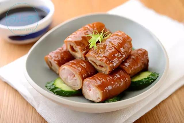 一天卖掉60只生烤乳鸽，卤切肥肠要配小米酒！杭州的深夜小酒馆是这样的