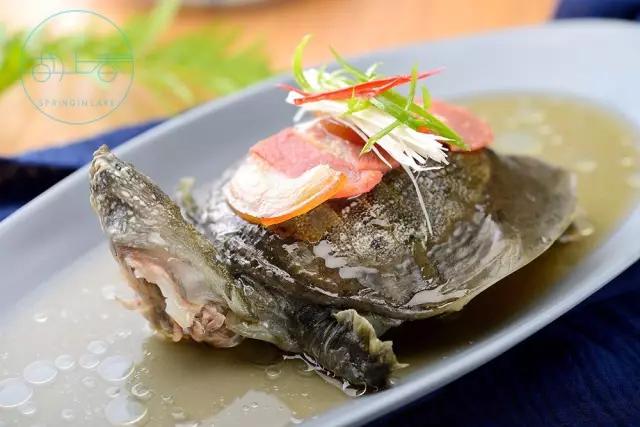 一天卖掉60只生烤乳鸽，卤切肥肠要配小米酒！杭州的深夜小酒馆是这样的