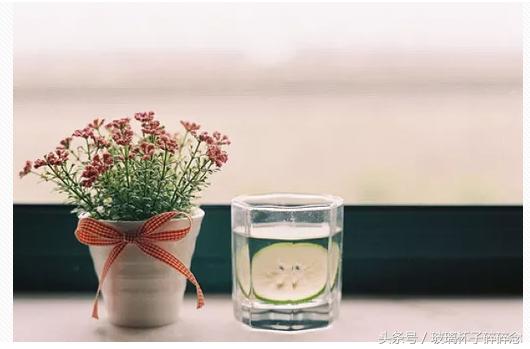 你是很温柔,可是你关灯之后像个木头一样,那些女人像蛇一样灵活,我拒绝不了