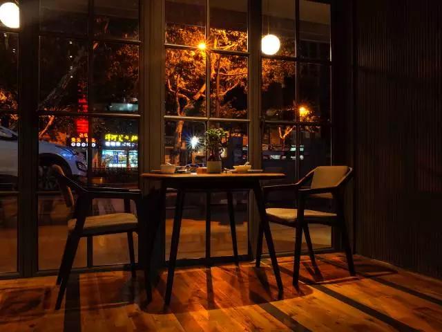 一天卖掉60只生烤乳鸽，卤切肥肠要配小米酒！杭州的深夜小酒馆是这样的