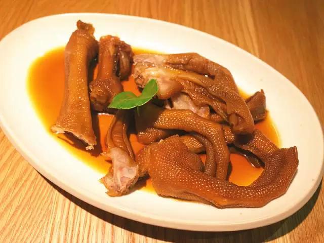 一天卖掉60只生烤乳鸽，卤切肥肠要配小米酒！杭州的深夜小酒馆是这样的