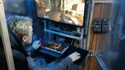 能热饭还能当马桶?别拦我,请把我埋在这样的电脑机箱里