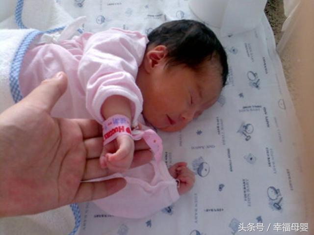 产妇短短几分钟生下了孩子,可这生产过程也太让人尴尬了