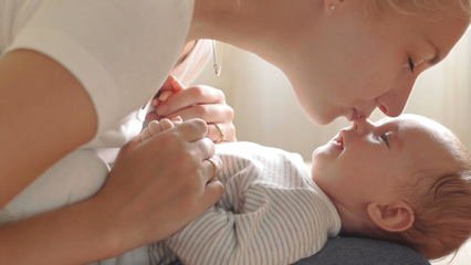 奶奶亲吻宝宝面部致病,亲宝宝的手会得亲吻病吗